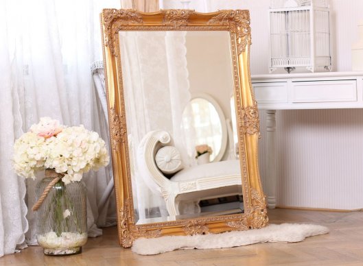 Zrcadlo v tradičním zlatém blondelovém rámu