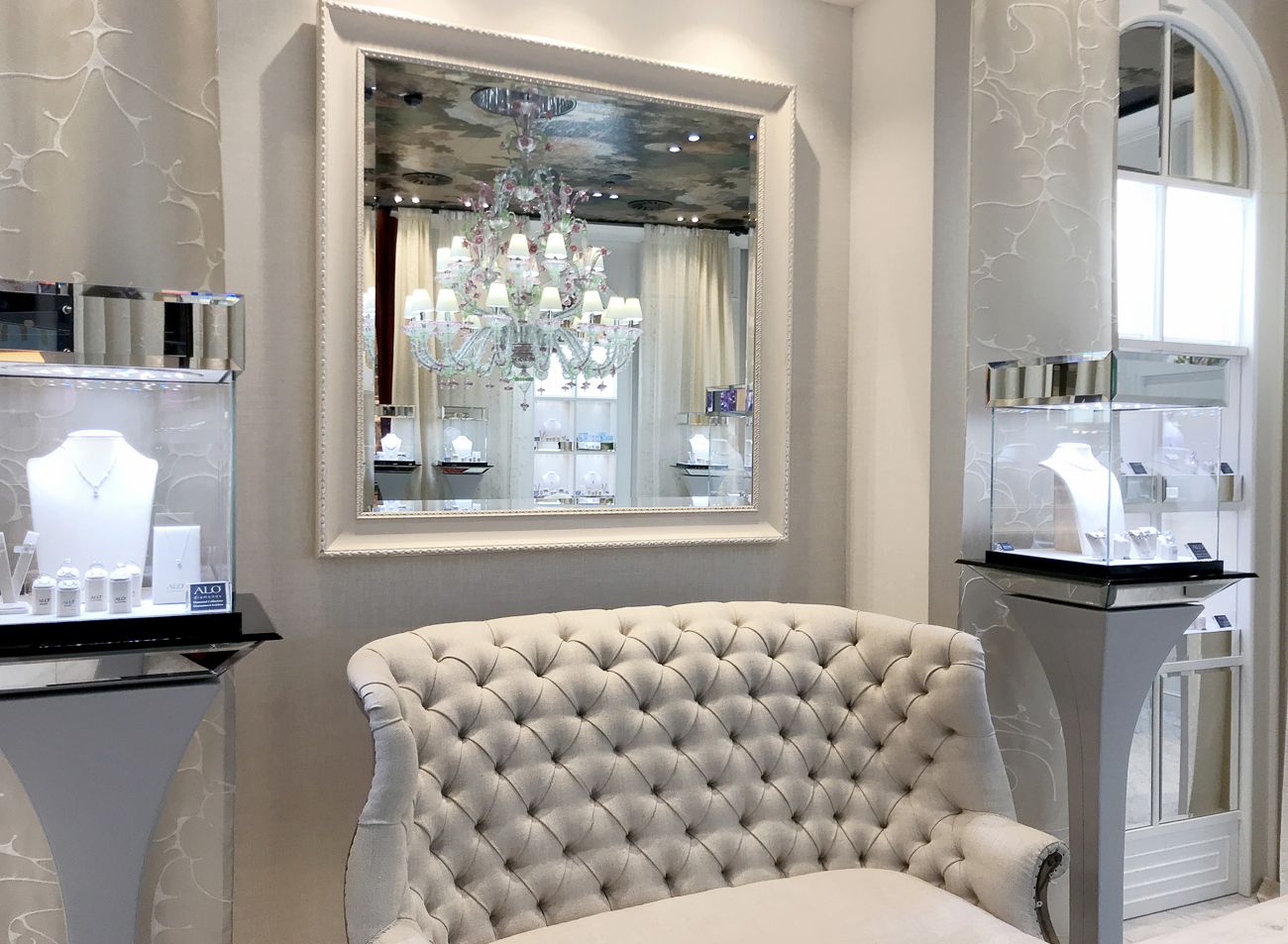 Zrcadlo v elegantním italském rámu bílé barvy se stříbrem | © Rámařství Frameit