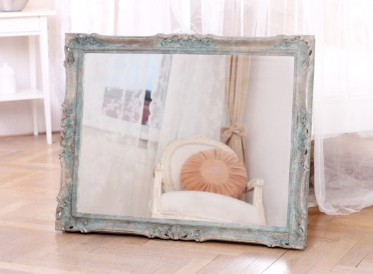 Luxusní ornamentální blondelový rám vintage zrcadla v etruském bronzu v ložnici