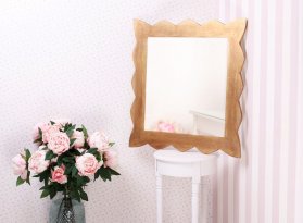 Luxusní bílý modelový rám na zrcadlo na míru ve stylu provance ve světlém interiéru