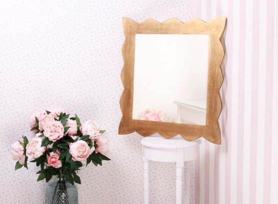 Zakázkově vyřezávaný rám luxusního zrcadla s neobvyklým tvarem a ručním zlacením s patinou