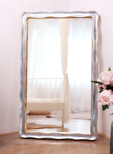 Luxusní zrcadlo v moderním vyřezávaném dřevěném rámu ve zlato-stříbrné kombinaci