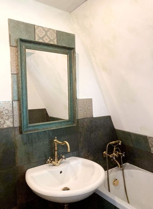 Koupelna ve středozemském - provensálském stylu s luxusním zakázkovým zrcadlem oxidovaného kovu batvy aqua