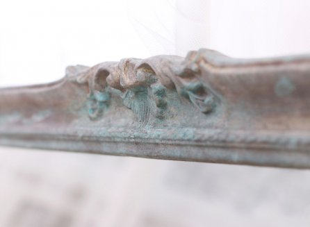 Oxidovaný patinovaný blondelový rám - detail středového ornamentu