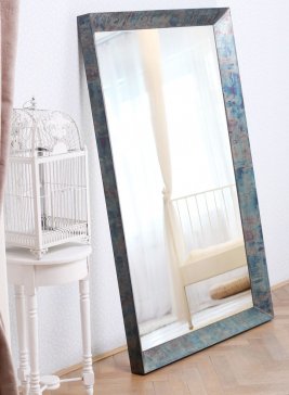 Neobvyklé stojící zrcadlo v luxusním rámu z modře oxidovaného stříbra v pražském interiéru dámského boudoire