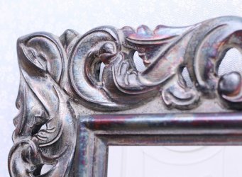 Elegantní a neobvyklý povrch luxusního rámu zrcadla vzniklý oxidací pravého stříbra