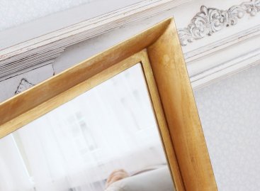 Zakázkový luxusní rám v patinovaném zlatě s uzavřeným rohem má tvar širokého křídla ptáků