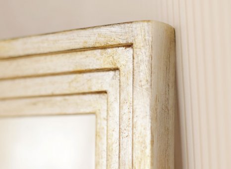 Elegantně zpracovaný stříbrný rám s dekorem čtyř stupínků pro zakázkové zrcadlo pro klienta z Prahy