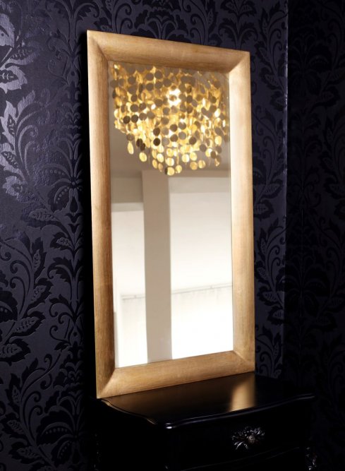 Elegantní stojací zrcadlo ve hladkém zlatém modelovém rámu v zajímavém černém interiéru v Praze