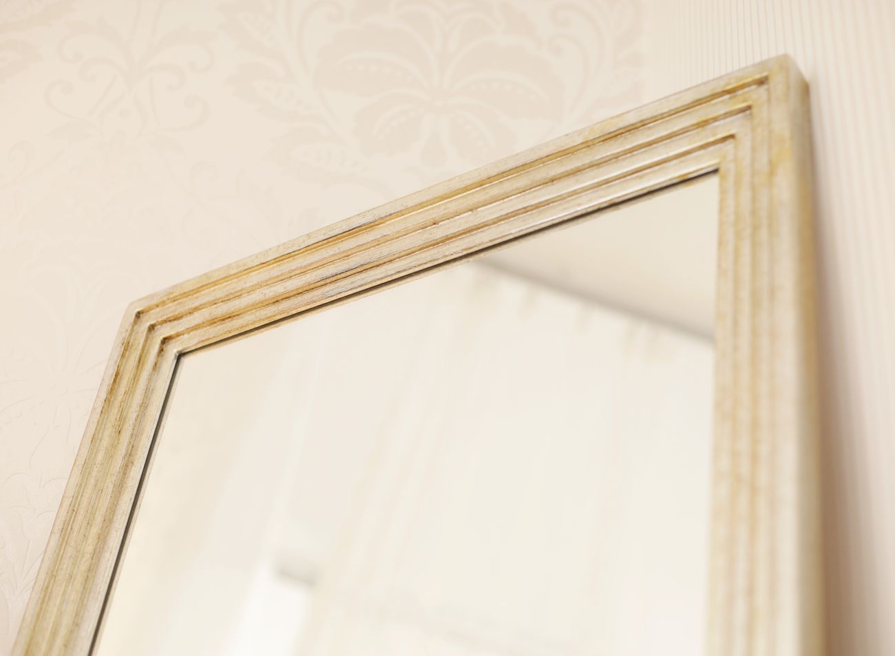 Luxusní zrcadlo v moderním stříbrném stupňovitém rámu - detail zrcadla
