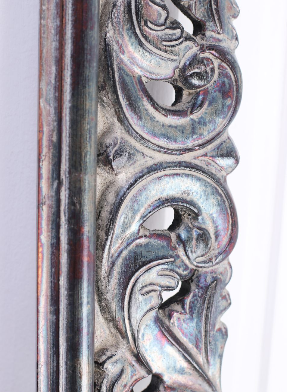 Oxidace pravého stříbra vytváří na rámu měnavé barevné přechody | © Frameit.cz