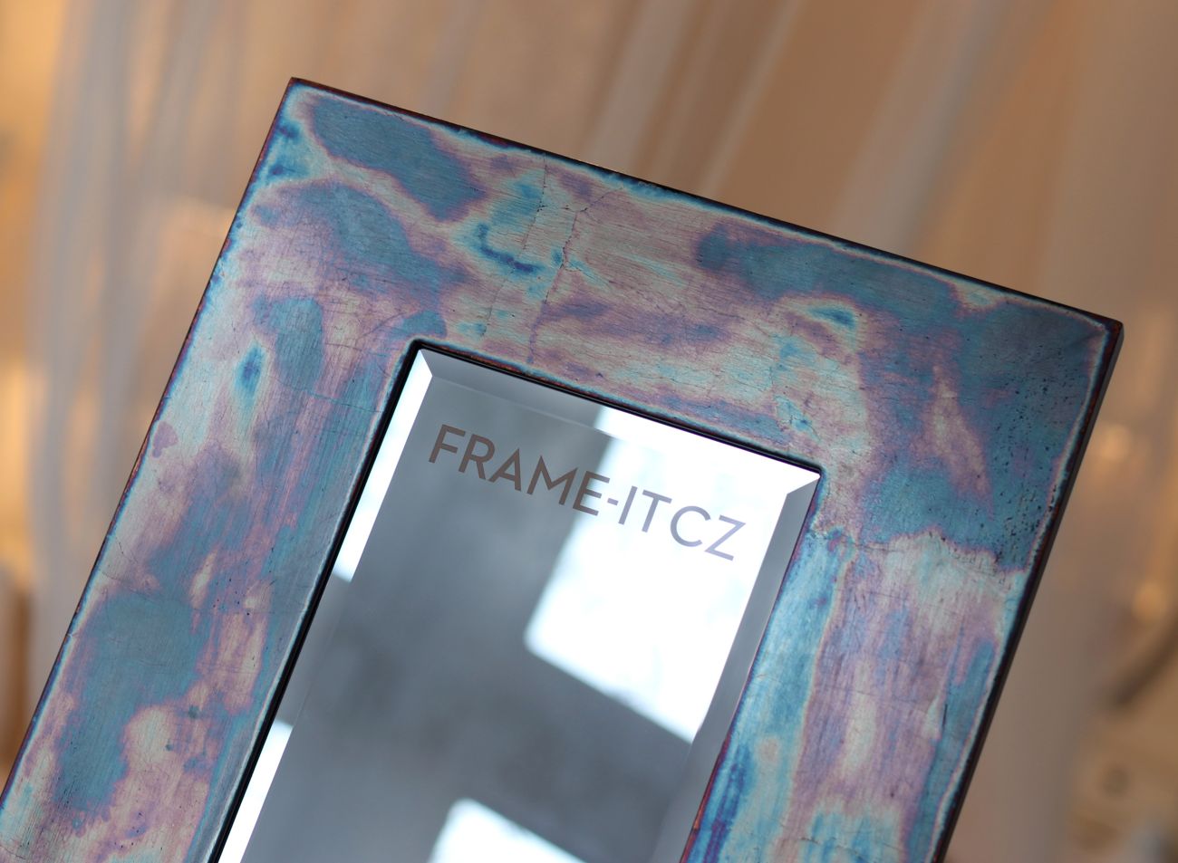 Měnivý povrch oxidovaného stříbra na rámu luxusního zrcadla