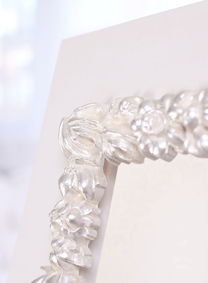 Elegantní stříbrný květinový ornament na luxusním svatebním zrcadle | © Frameit.cz