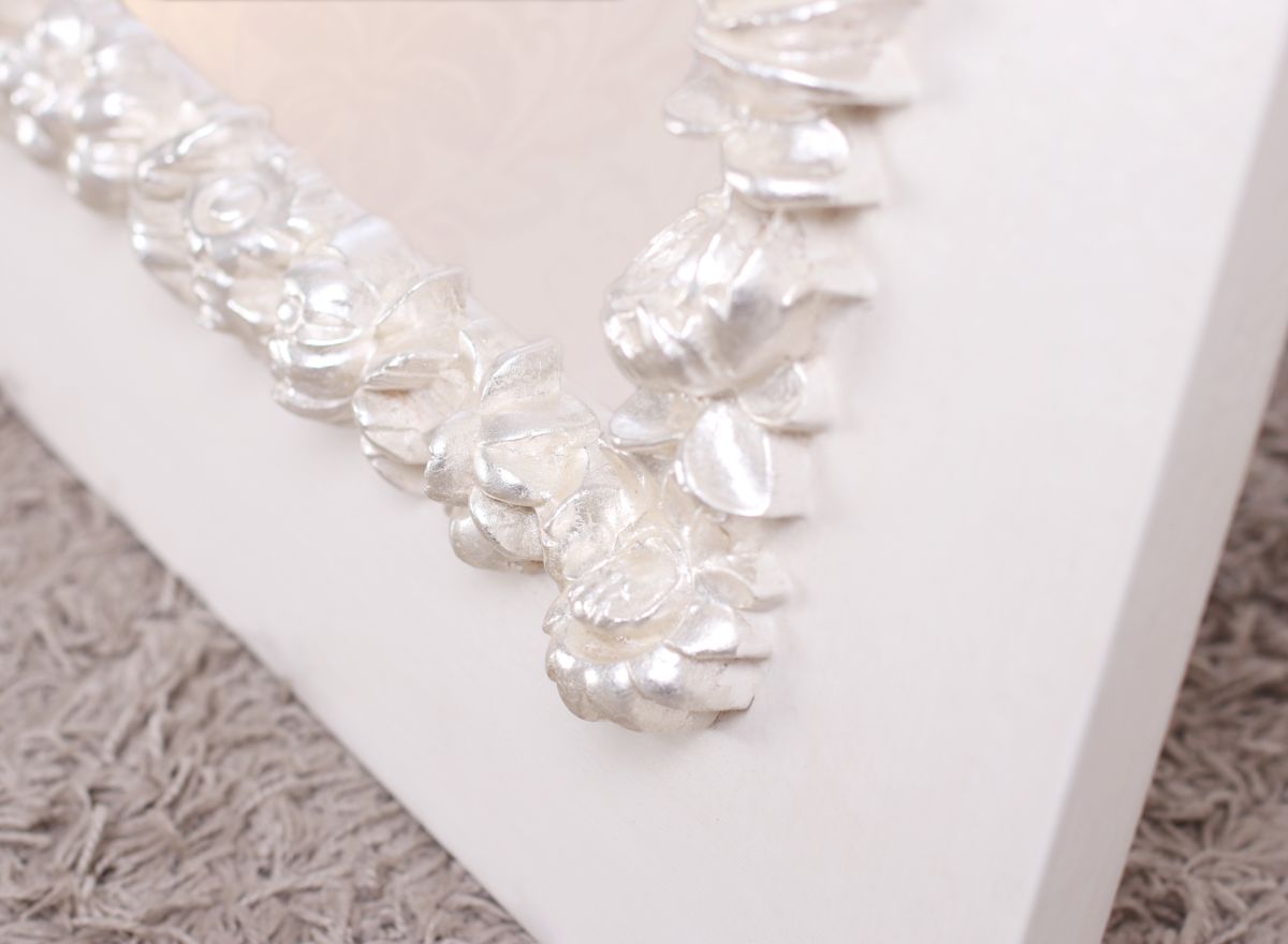 Luxusní bílé čtvercové svatební zrcadlo se stříbrným květinovým ornamentem | © Rámařství Frame it.cz