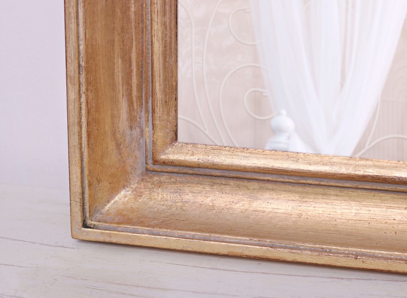 Detail zpracování zlatého rámu na zrcadlo