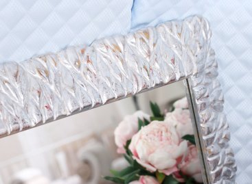 Luxusní ručně vyřezávaný stříbrný rám na zrcadlo v s moderním elegantním dekorem