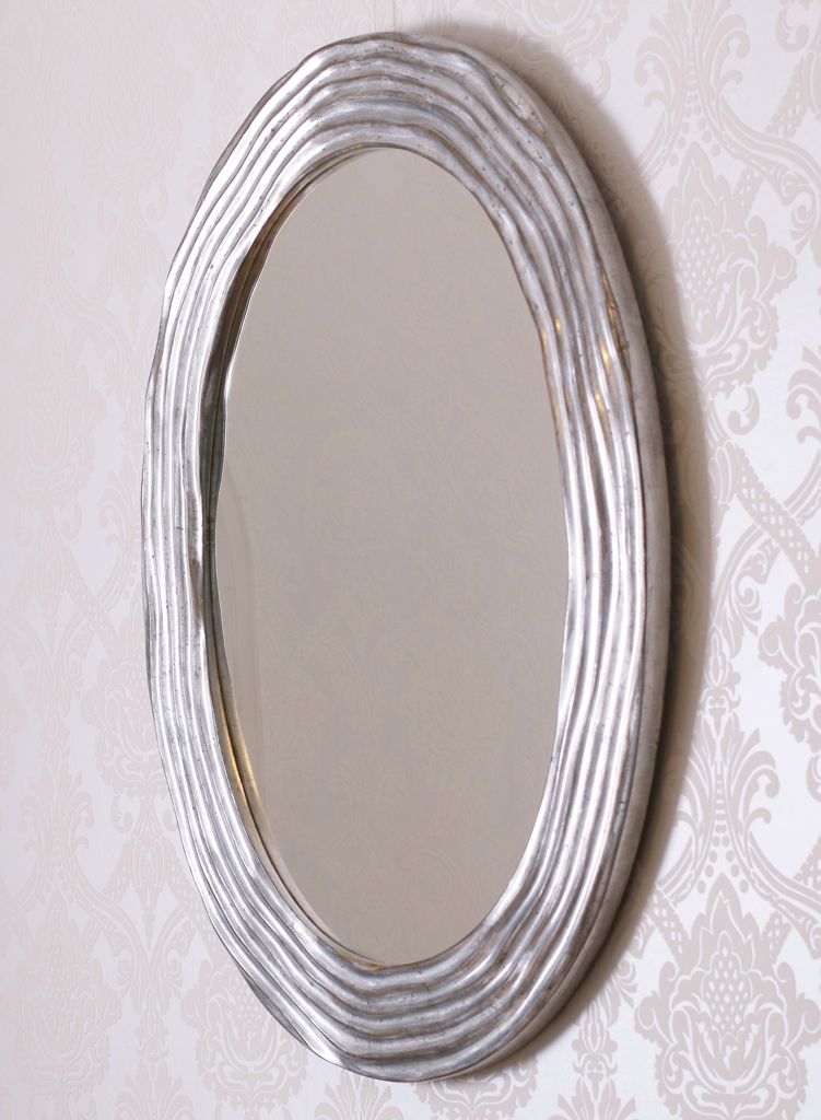 Stříbrné oválné zrcadlo v luxusním rámu