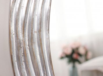 Segment kvalitního oválného rámu s moderním designem na luxusní zrcadlo do interiéru