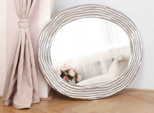 Oválné zrcadlo v luxusním zakázkovém stříbrném rámu s vyřezávaným moderním dekorem podélné vlny