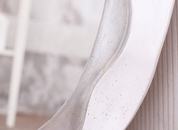 Elegantní patina na bílé barvě a kvalitní vystříbření stříbrného ornamentu luxusního oválného rámu zrcadla