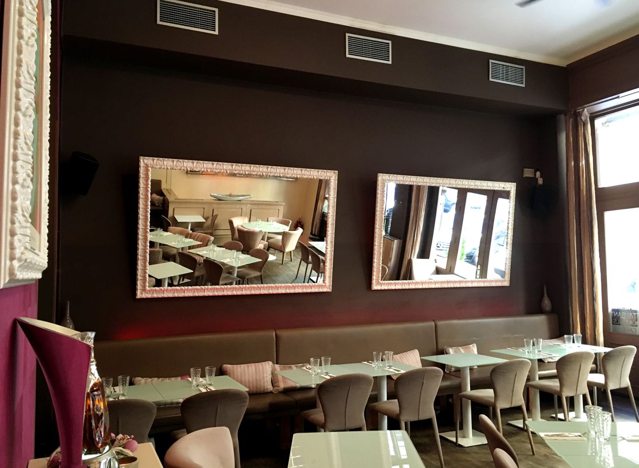 Bílá designová zrcadla v luxusním baru v centru Prahy odrážejí celý prostor | © Frameit.cz