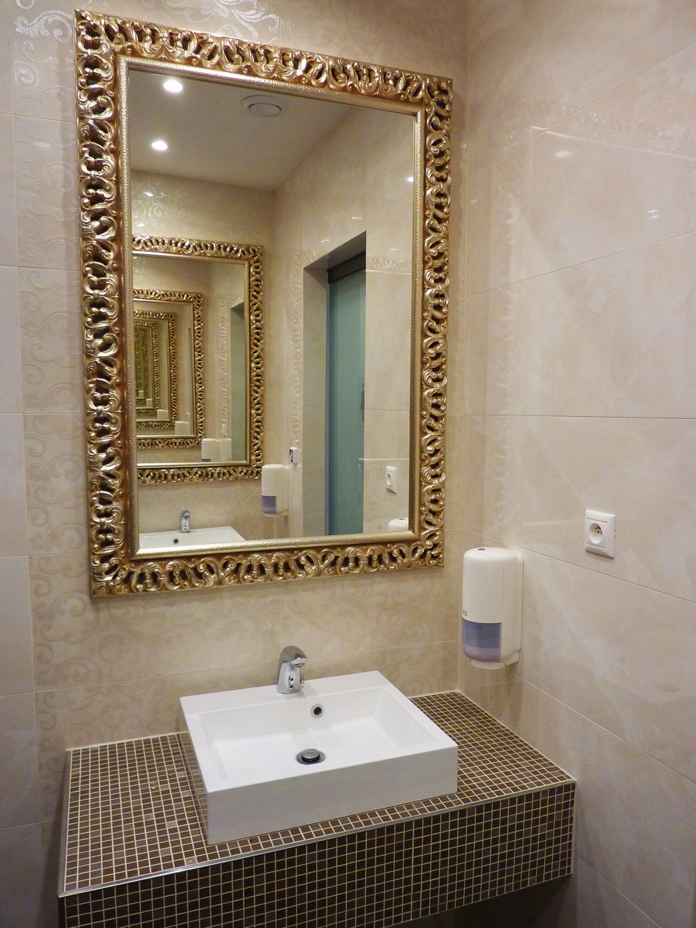 Elegantní vyřezávaný rám na velké zrcadlo | © Frame it