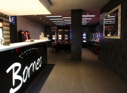 Výrazný stříbrný ornamentální rám elegantního nástěnného zrcadla v interiéru kasina v Praze 8