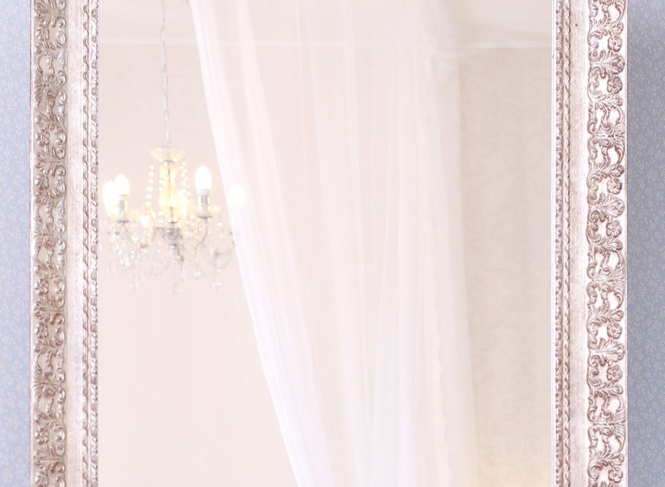 Elegantní ornamentální stříbrný rám na velké zrcadlo  - detail zrcadla | © Frame it