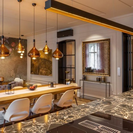 Luxusní obytná jídelna se zakázkovým černým rámem se stařeným benátským zrcadlem v Praze