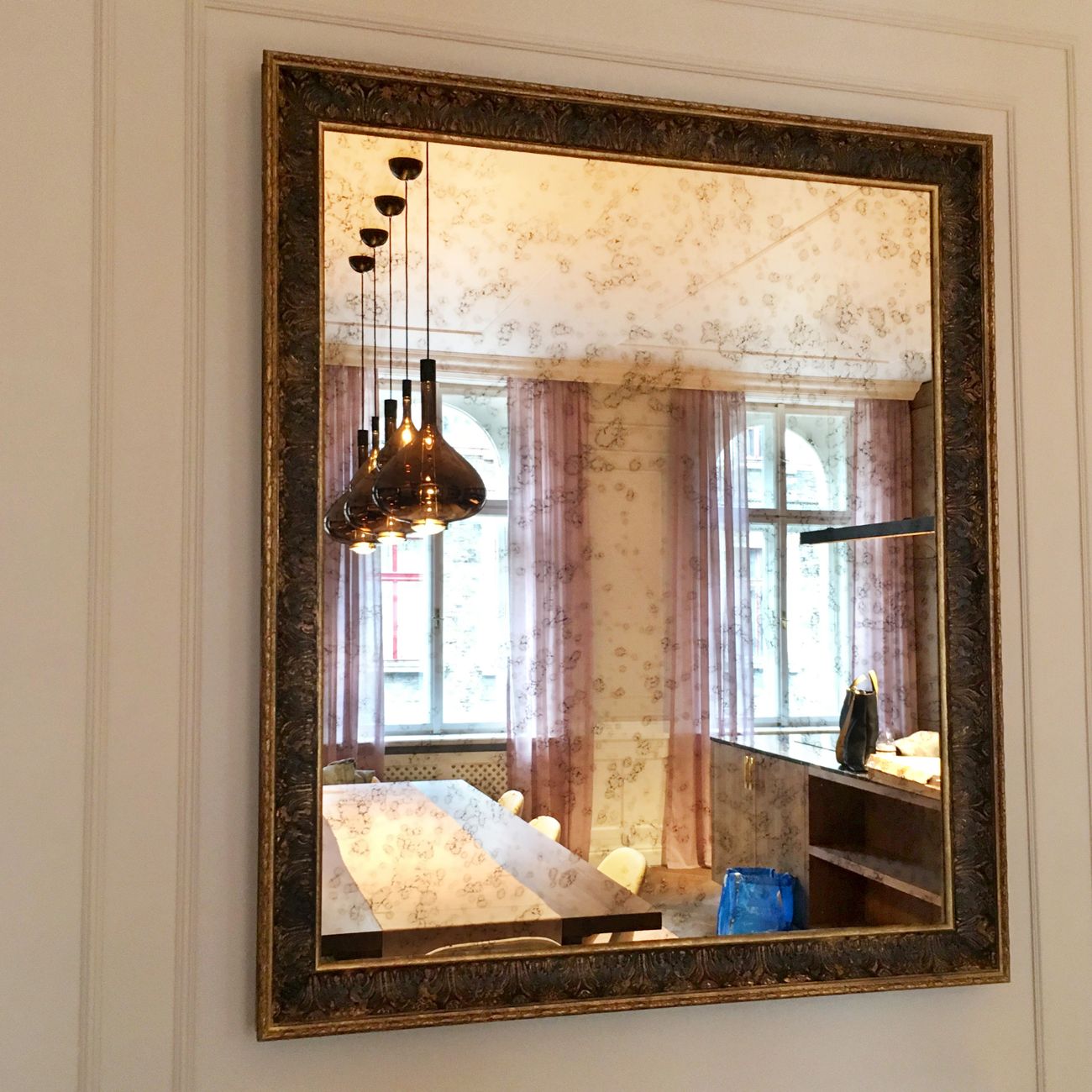 Luxusní černo zlatý dřevěný rám s benátským zrcadlem -detail | © Frame-it.cz