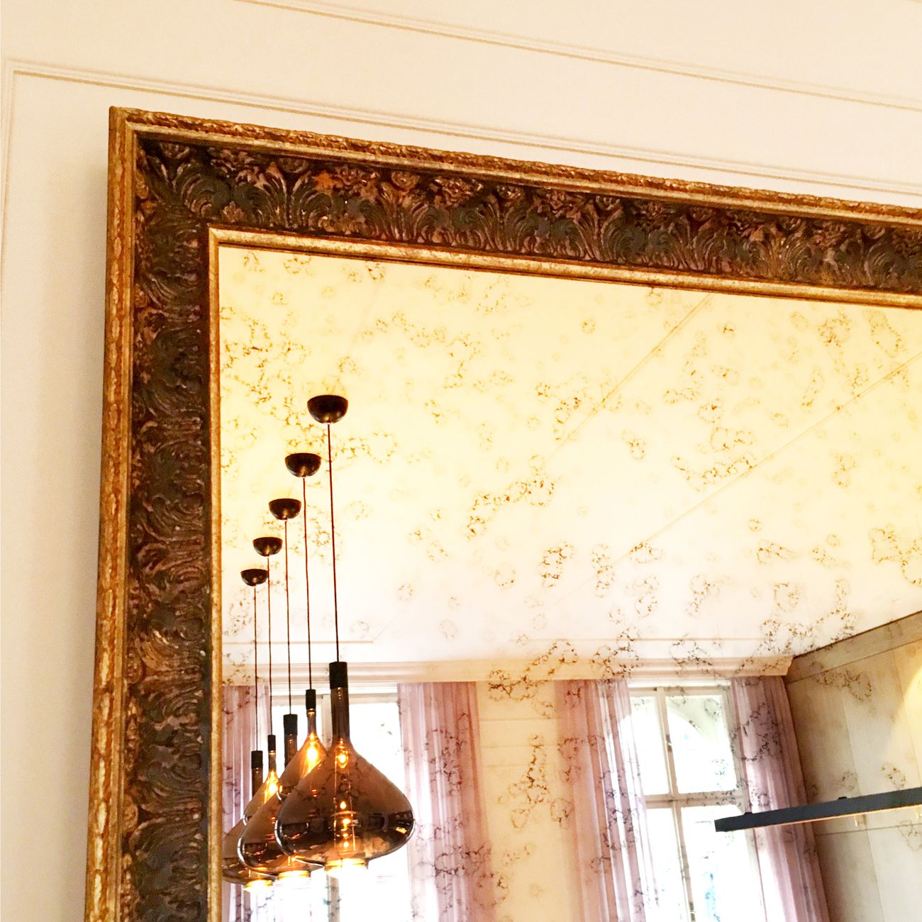 Luxusní dřevěný rám s benátským zrcadlem bez fazety – detail | © Frame-it.cz
