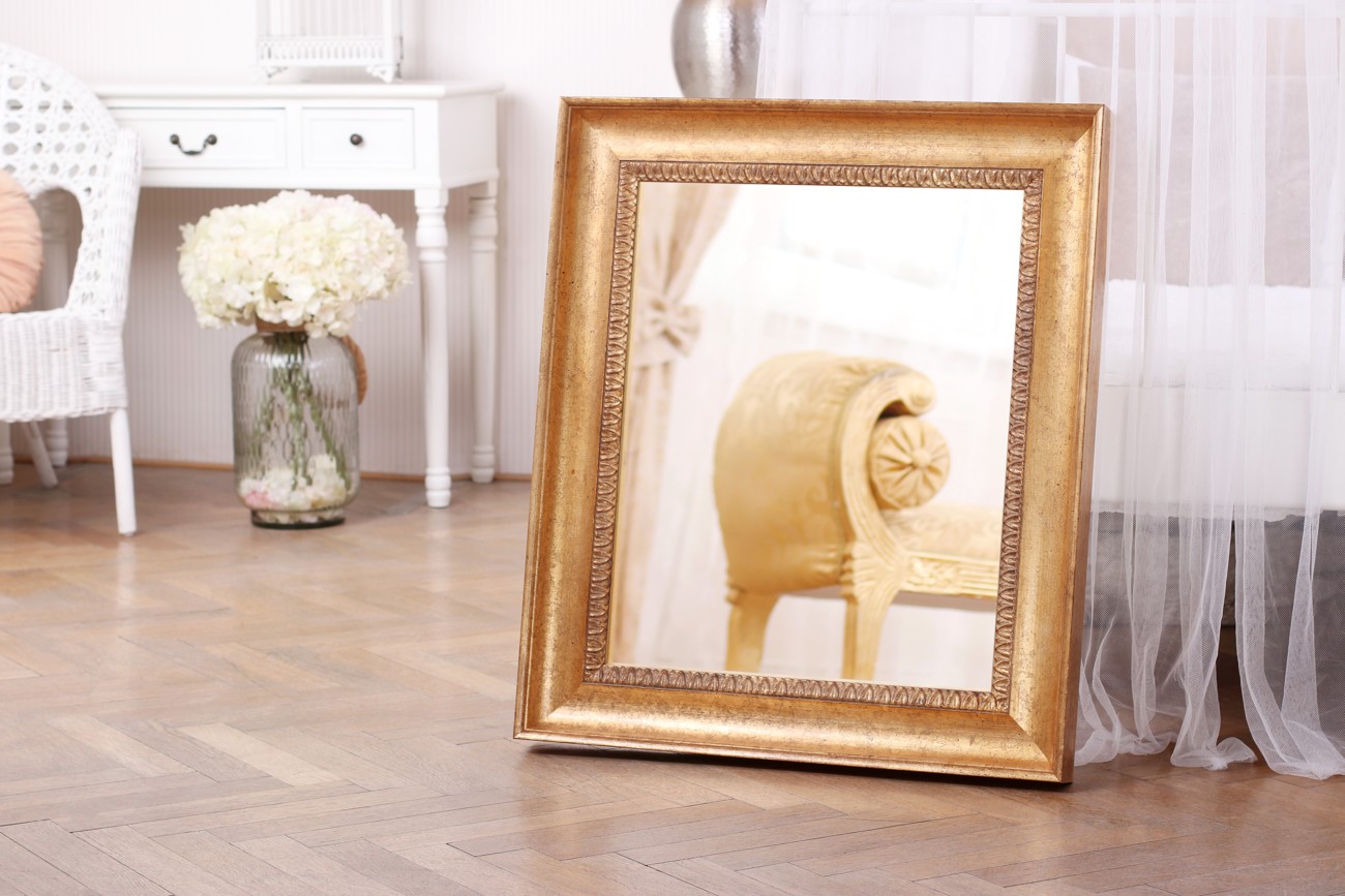 Profilovaný zlatý rám na zrcadlo do předsíně | © Frameit