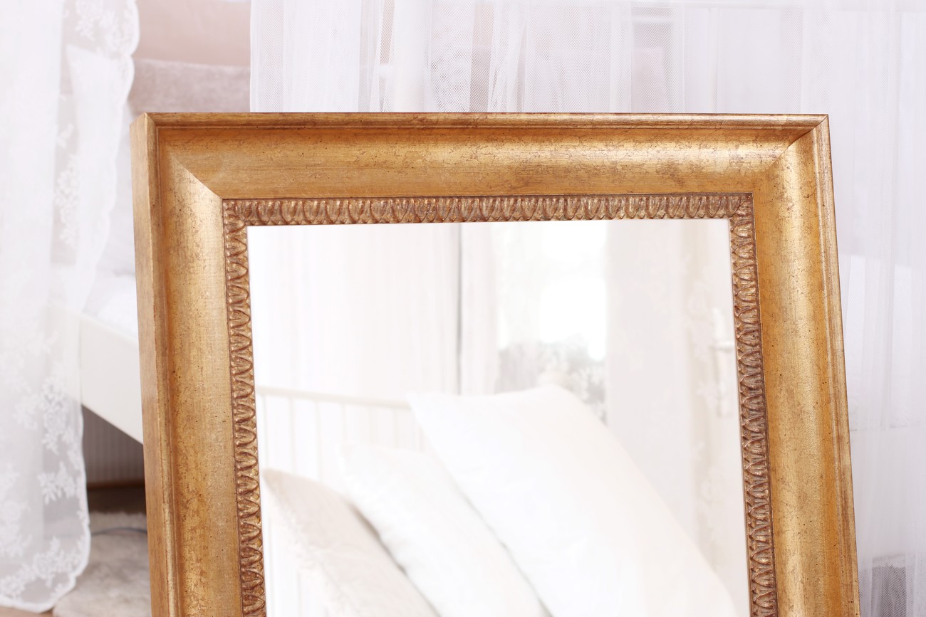 Profilovaný zlatý rám na předsíňové zrcadlo do moderního interiéru | © Frameit