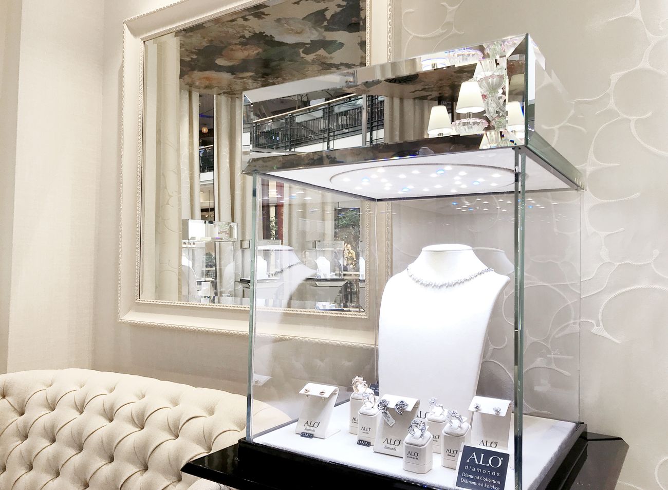 Elegantní zrcadlo v interiéru luxusního boutique se šperky
