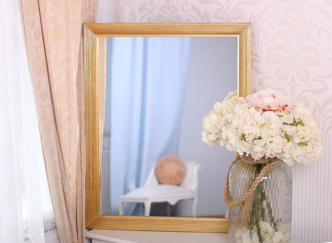 Koupelnové zrcadlo se zlatým podélně pruhovaným art deco rámem | © Frame-it.cz