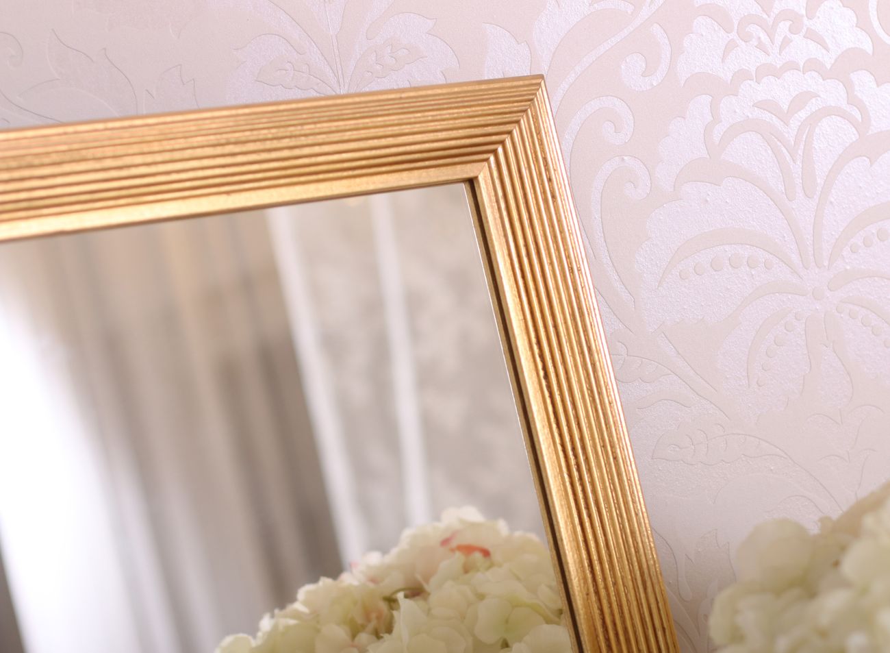 Koupelnové zrcadlo se zlatým podélně pruhovaným art deco rámem - detail | © Frameit