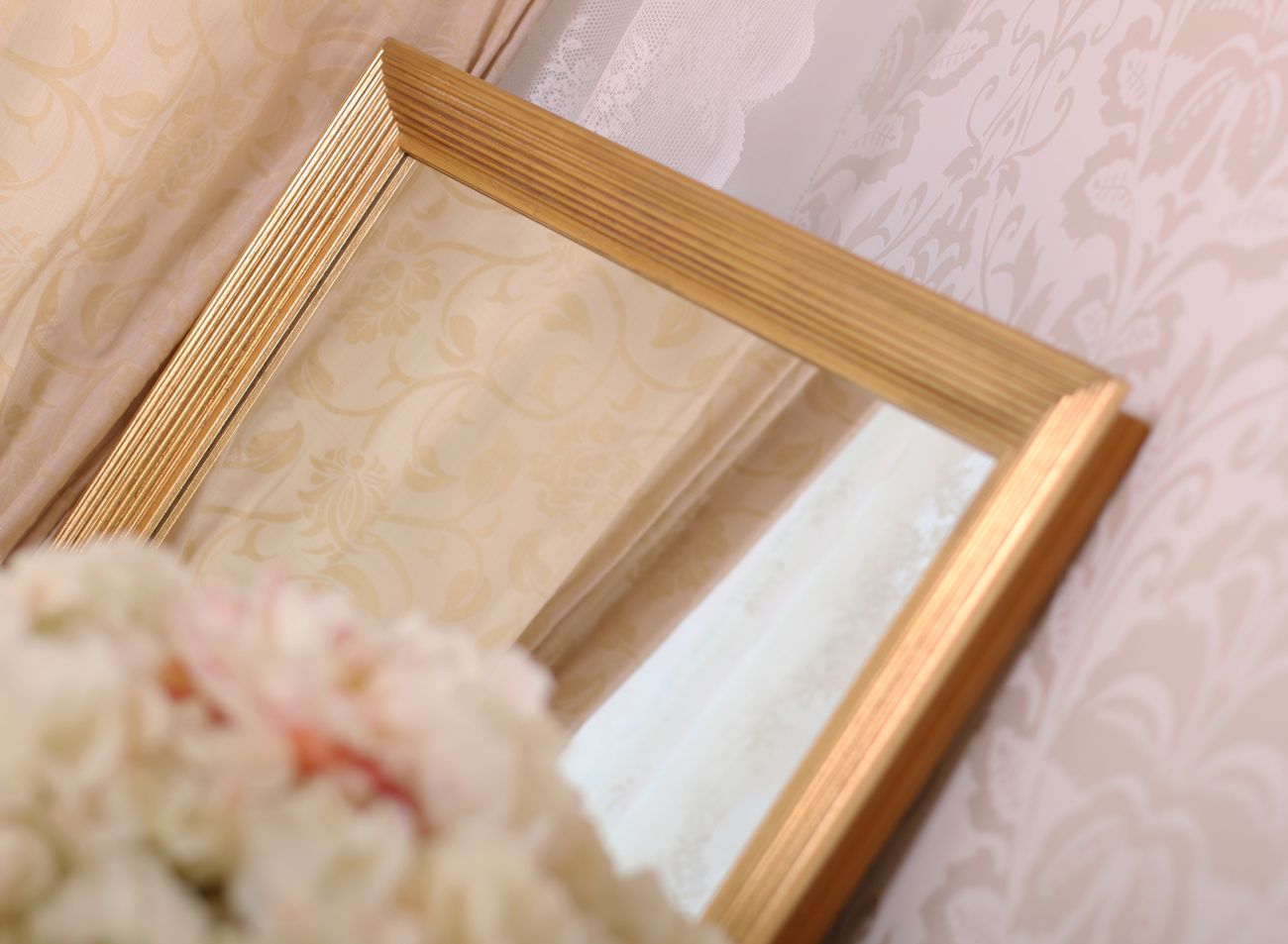 Zlatý rám na zrcadlo s podélným pruhování ve stylu Art deco  | © Frame-it.cz