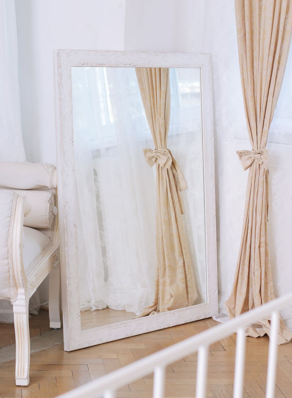 Bílý dřevěný rám na velké zrcadlo