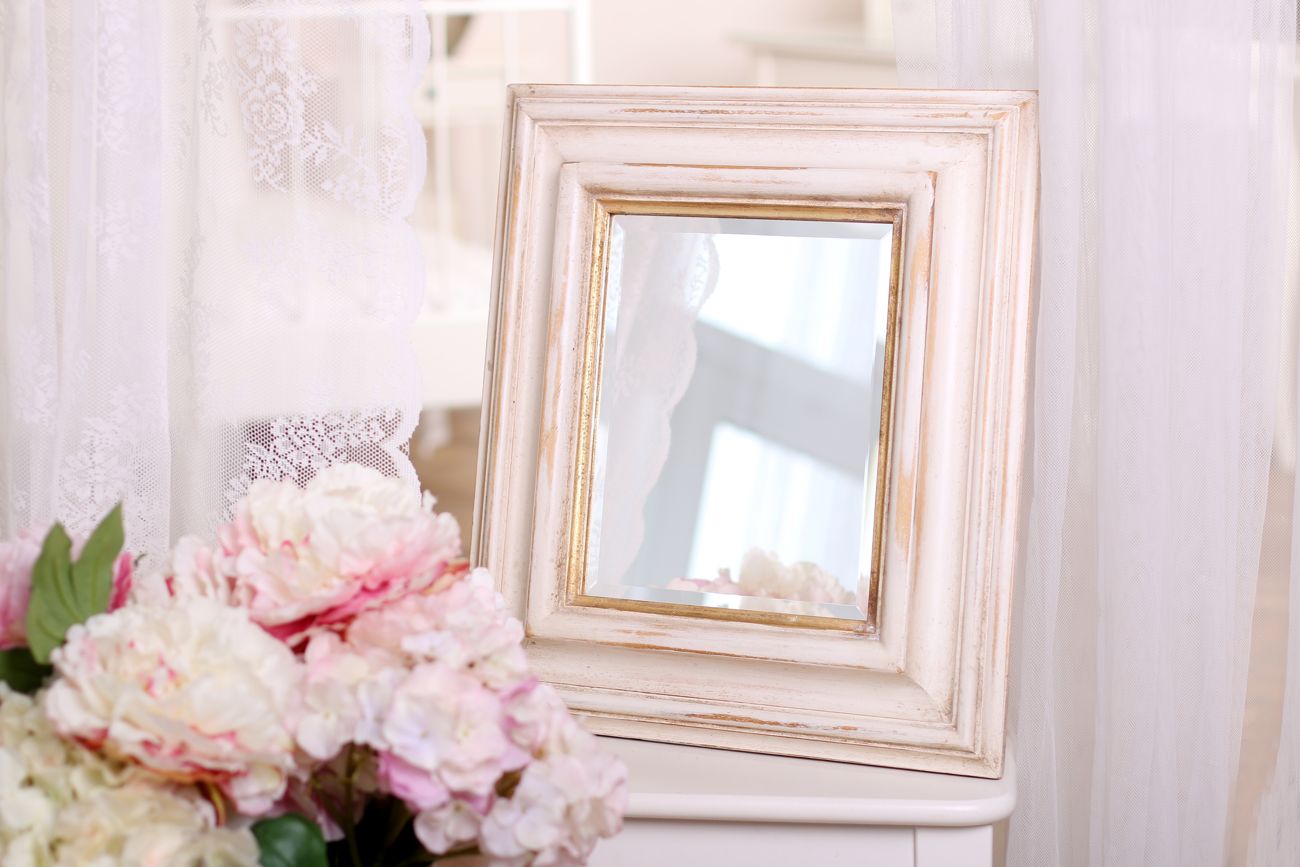 Luxusní bílý rám na zrcadlo stylu provance