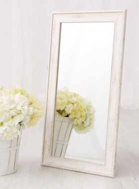 Bílý vesnický dřevěný rám evokující staré dřevo na menším zrcadle