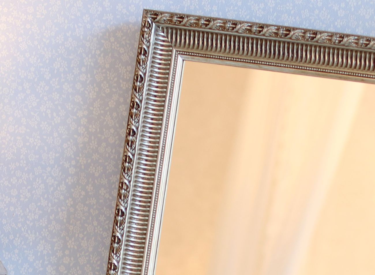 Zrcadlo v tradičním stříbrném rámu - detail rámu | © Frame it