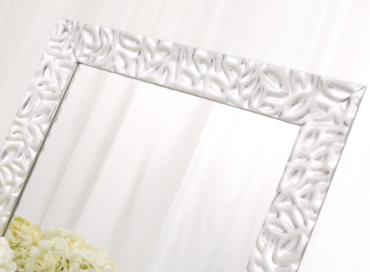 Zrcadlo v moderním stříbrném rámu s dekorem promačkávaných lístků  – detail | © Frame-it.cz