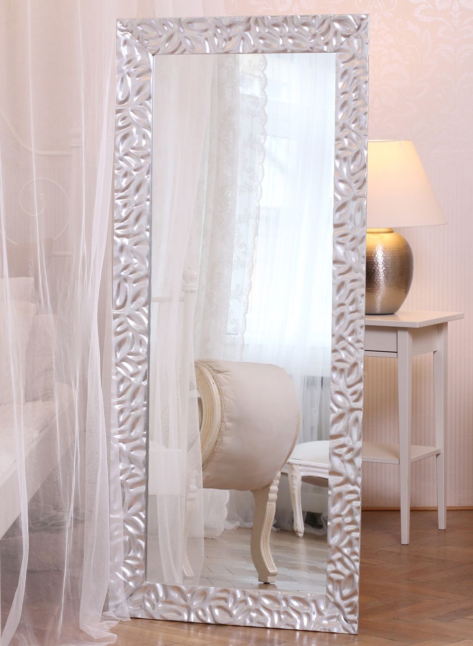 Vysoké zrcadlo v moderním stříbrném rámu v interiéru luxusní ložnice | © Frameit