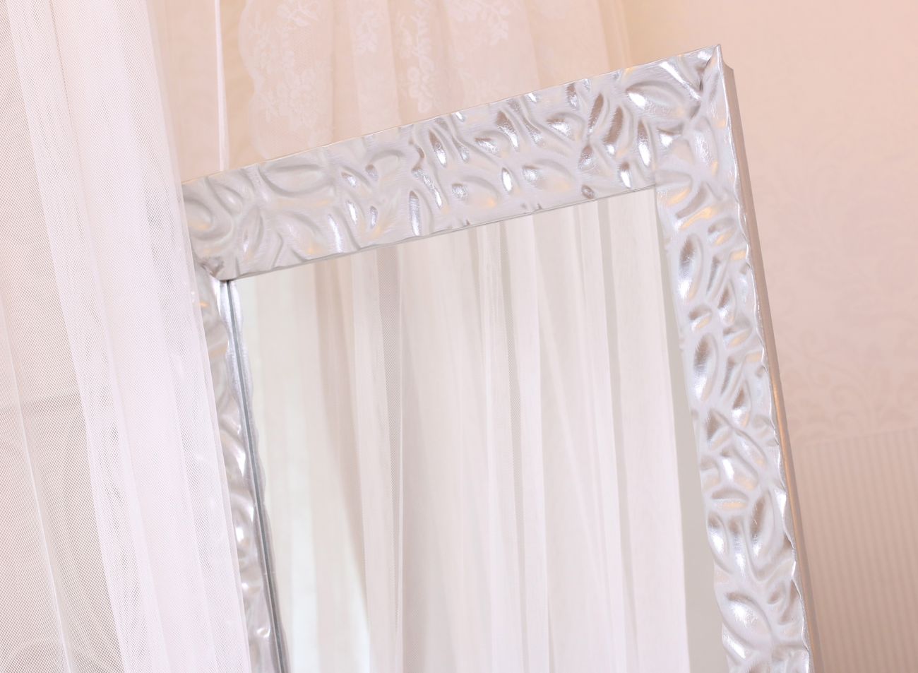 Stříbrný rám na zrcadlo s jemným prolamovaným dekorem | © Frameit