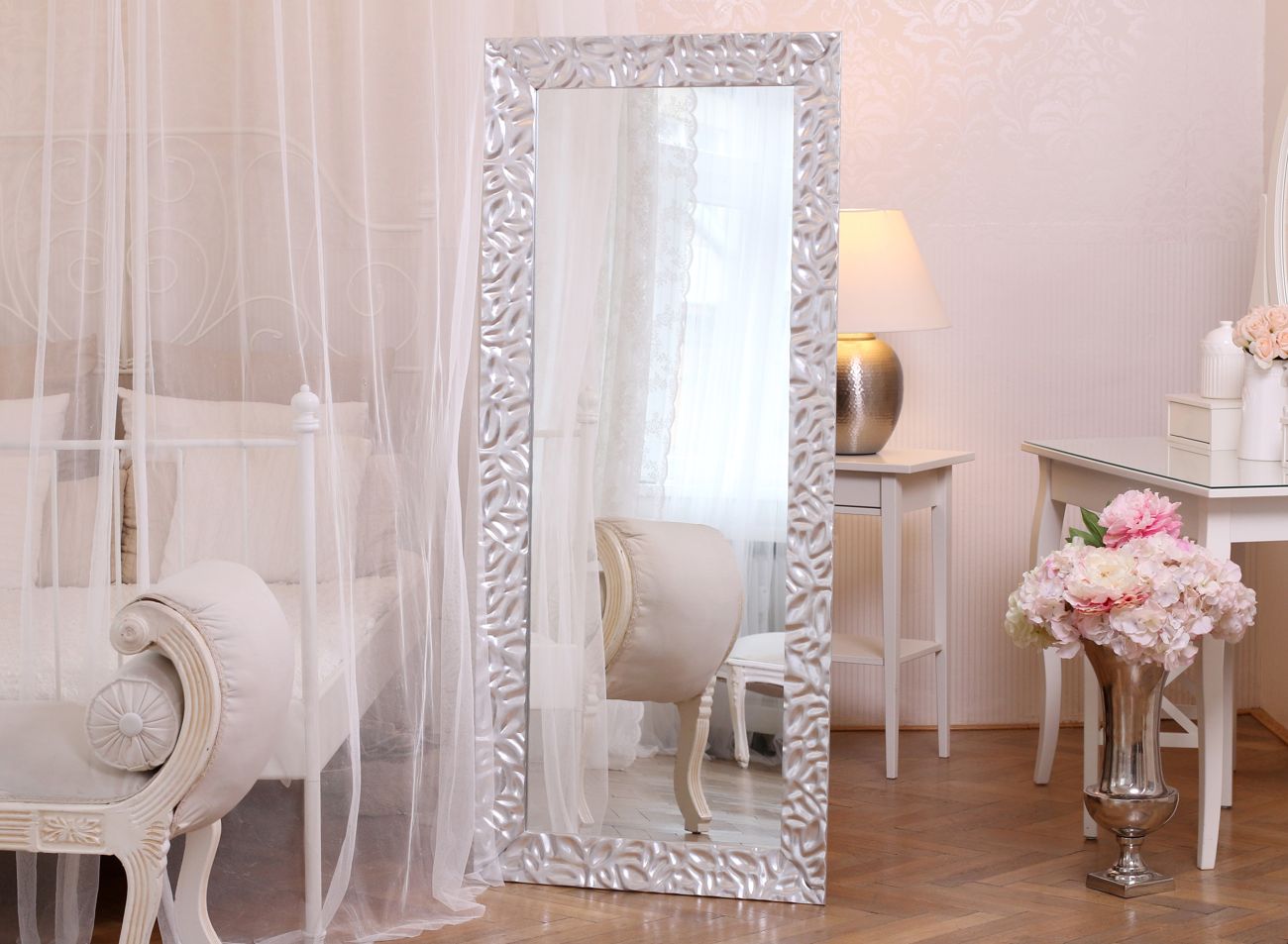 Vysoké stojící zrcadlo v moderním stříbrném rámu v interiéru luxusní ložnice | © Frameit