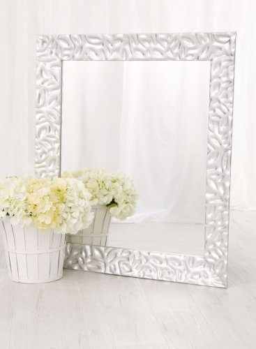 Zrcadlo v moderním stříbrném rámu s dekorem promačkávaných lístků v rámařství Frameit, Praha