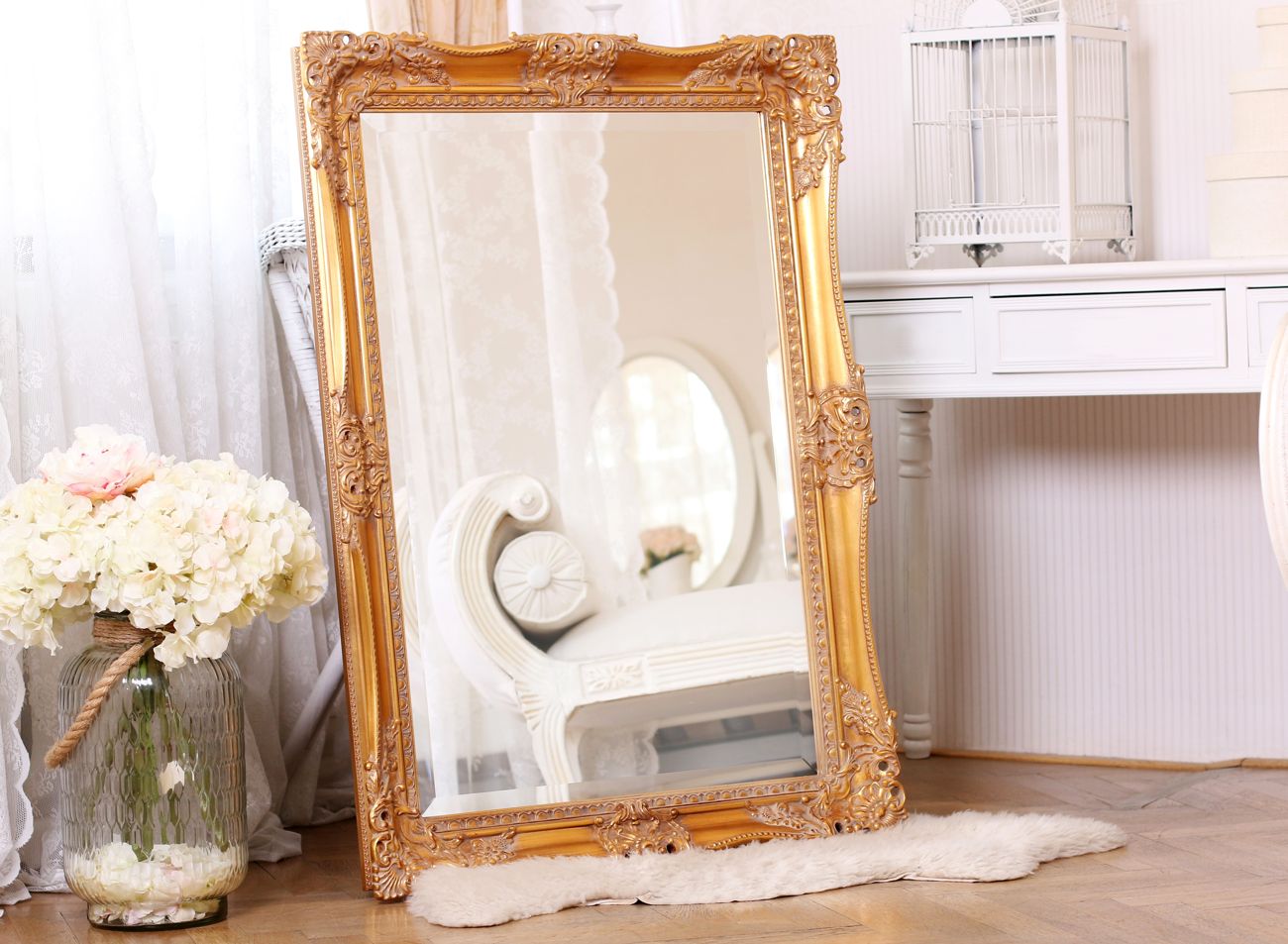 Tradiční zlatý blondelový rám zrcadla v interiéru