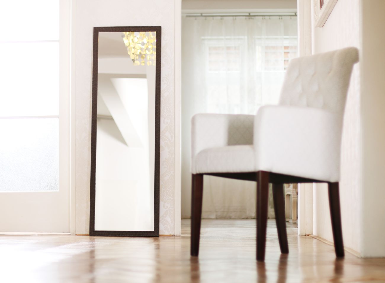 Moderní designové zrcadlo v industriálním designu zrezlého železa v obývacím pokoji | © Frame-it.cz
