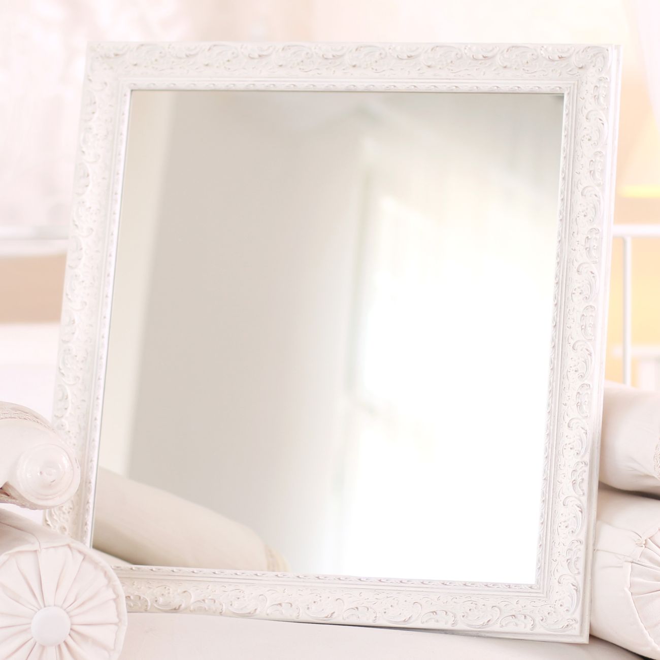 Bílé nerozbitné zrcadlo v dětském pokoji bílém princeznovském rámu | © Frame it