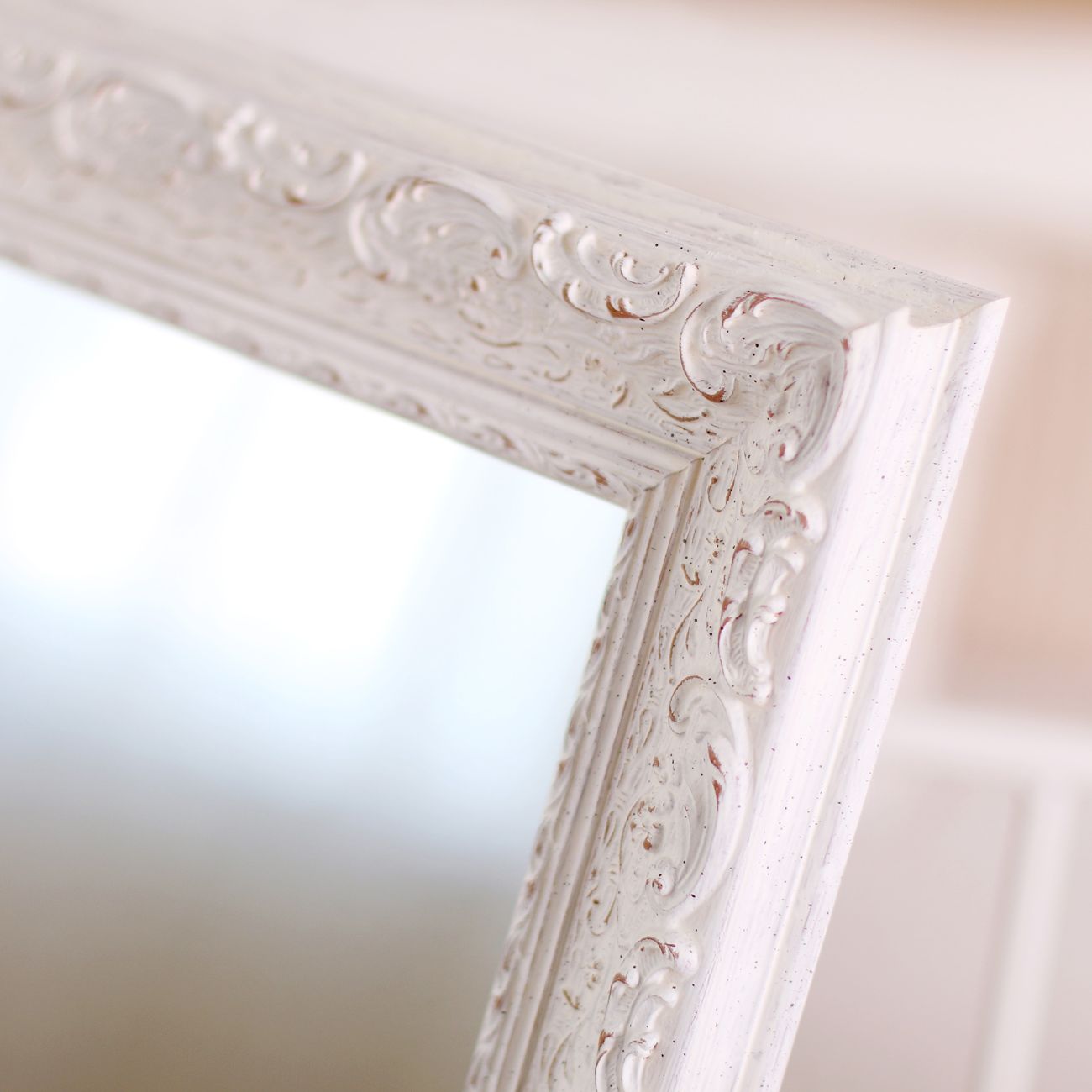 Bílý ornamentální rám na nerozbitné zrcadlo do dětského pokoje | © Frame it